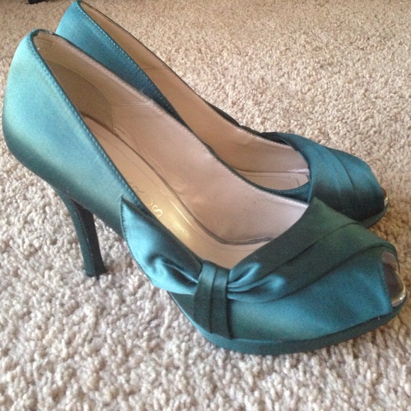 Stunning Teal Heels in New Condition