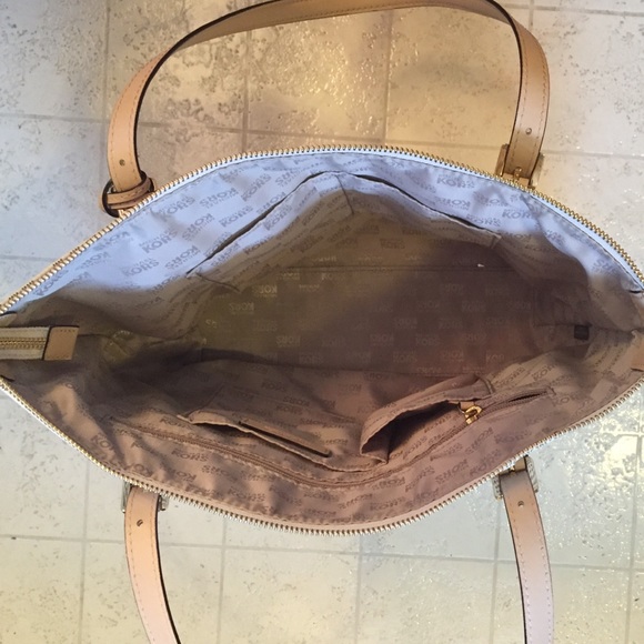 Michael Kors Jet Set Tote - Picture 2 of 3