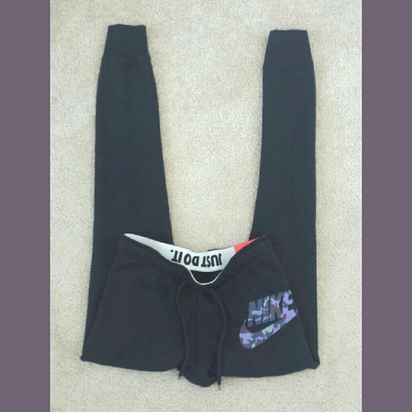 🚫SOLD🚫Nike Rally tight black sweatpants camo - Picture 3 of 4
