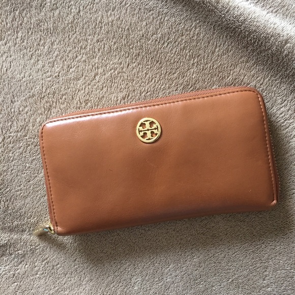 ON HOLD Tory Burch ROBINSON ZIP CONTINENTAL WALLET