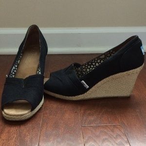 Black wedge toms