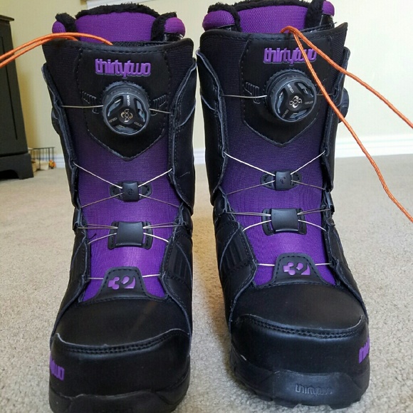 ***WOMEN'S SNOWBOARDING BOOTS***