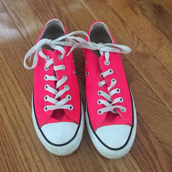 Bright pink converse size 7