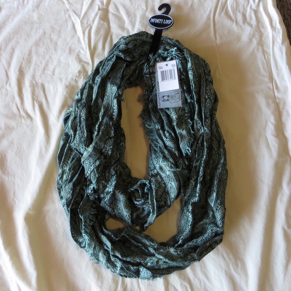 ❌ SOLD! ❌ NWT Patterned Green Infinity Scarf - Picture 1 of 3