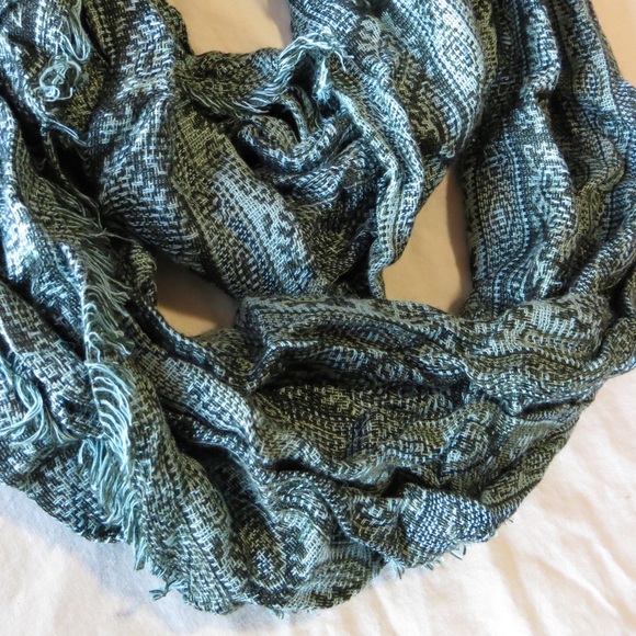 ❌ SOLD! ❌ NWT Patterned Green Infinity Scarf - Picture 3 of 3