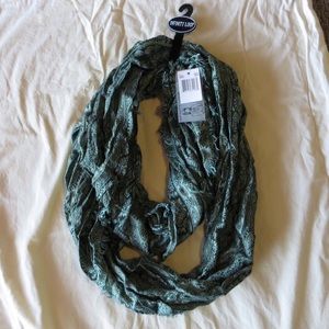 ❌ SOLD! ❌ NWT Patterned Green Infinity Scarf