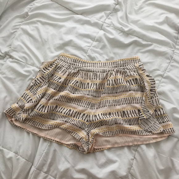 🌚BCBG GENERATION AZTEC PRINT RUFFLE SHORTS 🌚.