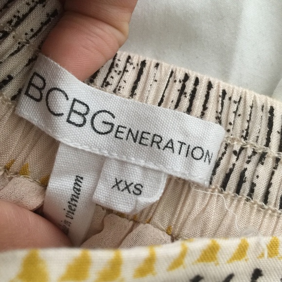 🌚BCBG GENERATION AZTEC PRINT RUFFLE SHORTS 🌚. - Picture 2 of 2