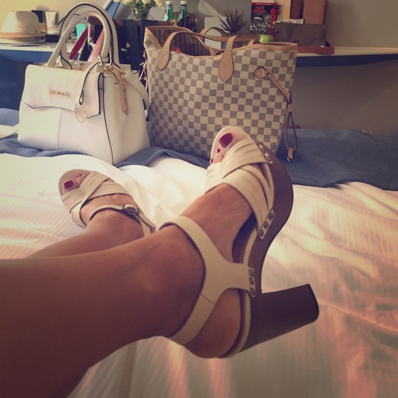 Perfect walking chunky heels nude sandals