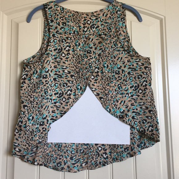 ALI & Kris Sleeveless Top - Picture 4 of 4