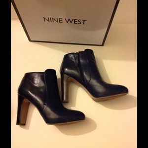 Nine West navy blue ankle Bootie