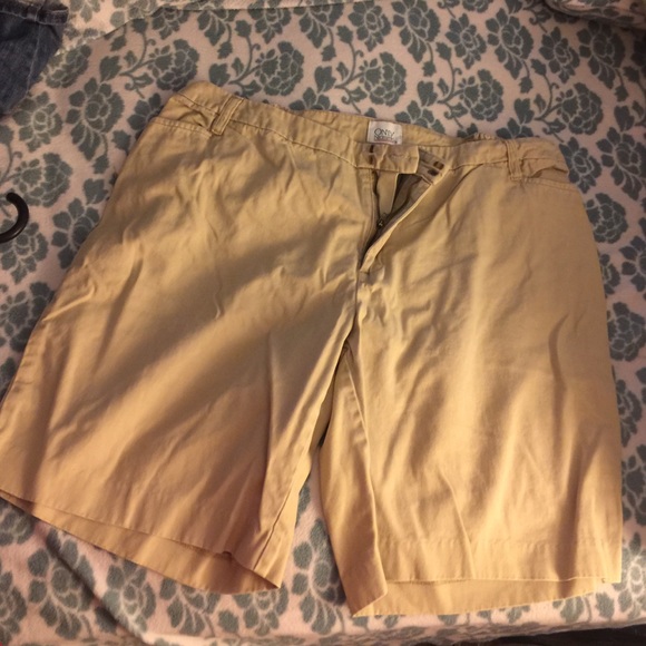 KHAKI PLUS-SIZED SHORTS