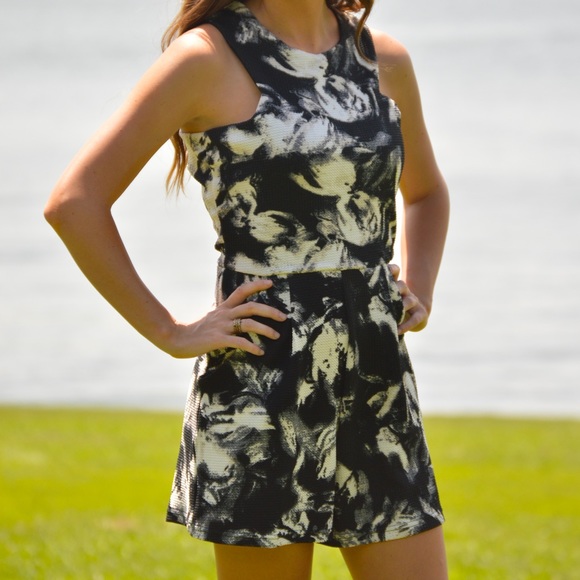 🚨ONE LEFT🚨Little Secret Romper - Picture 4 of 4