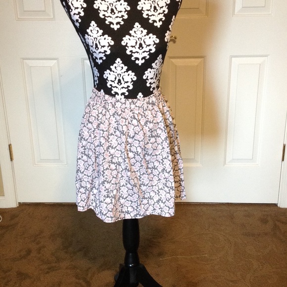 💕💕Super Cute HOLLISTER floral skirt - Picture 2 of 4