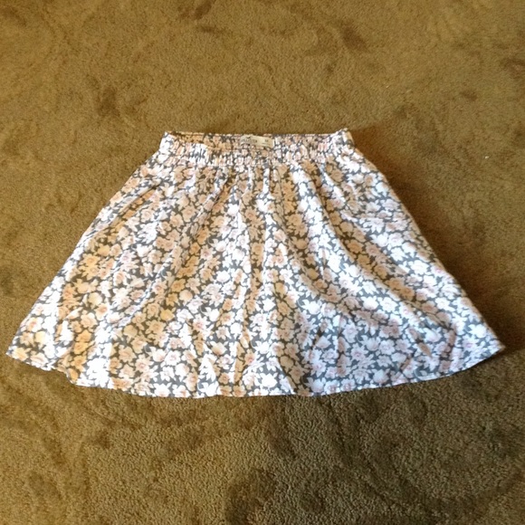 💕💕Super Cute HOLLISTER floral skirt - Picture 3 of 4