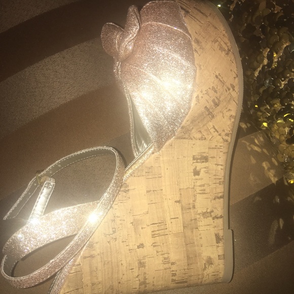 Goodwill if not sold today.Pale gold glitter wedge - Picture 2 of 3