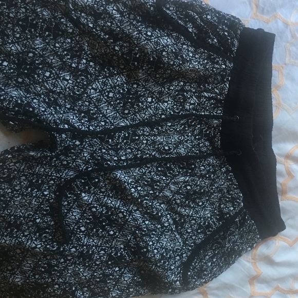 Black and white design joggers with pockets