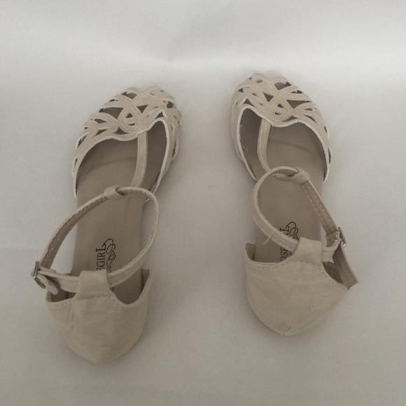 Cream sandals. - Picture 2 of 3