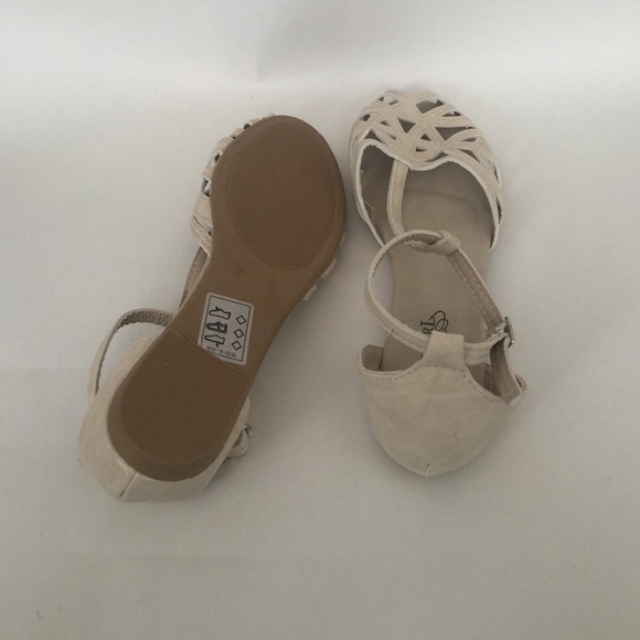 Cream sandals. - Picture 3 of 3