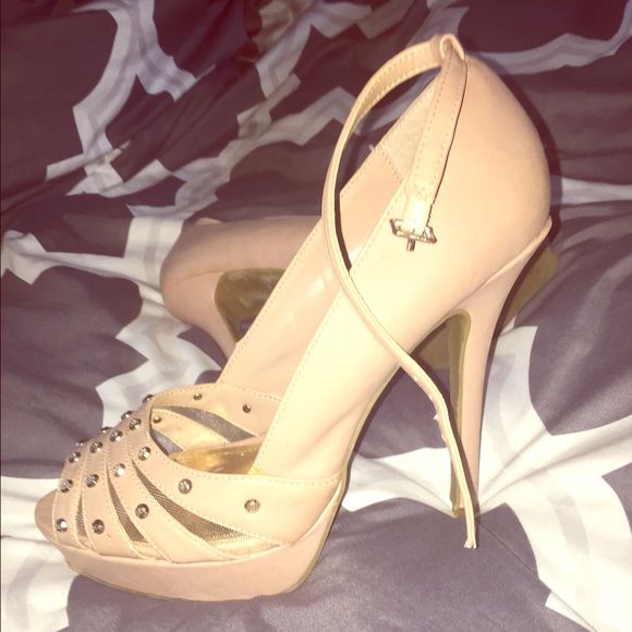 Jennifer Lopez nude peep toe pumps! ❤️
