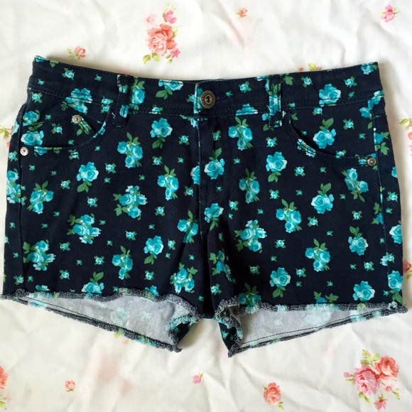 🏝 Floral Jean Cut-Offs 🏝