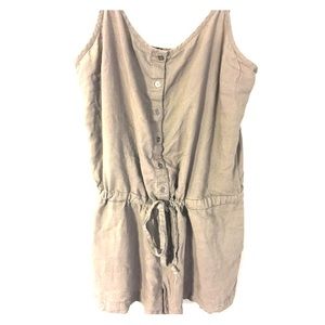 Cute taupe romper!