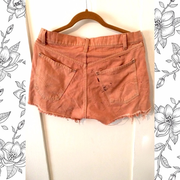 Distressed pink high-waisted Levi's shorts. - Picture 2 of 3