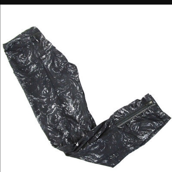 Lululemon Runday Crop - Picture 2 of 4