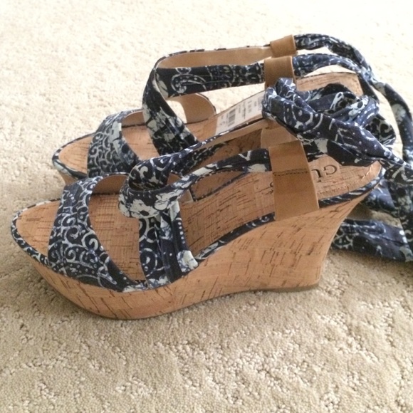 Guess size 8 wedges NWT