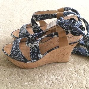 Guess size 8 wedges NWT
