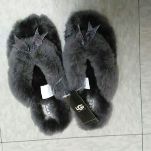 UGG fluff flip flop