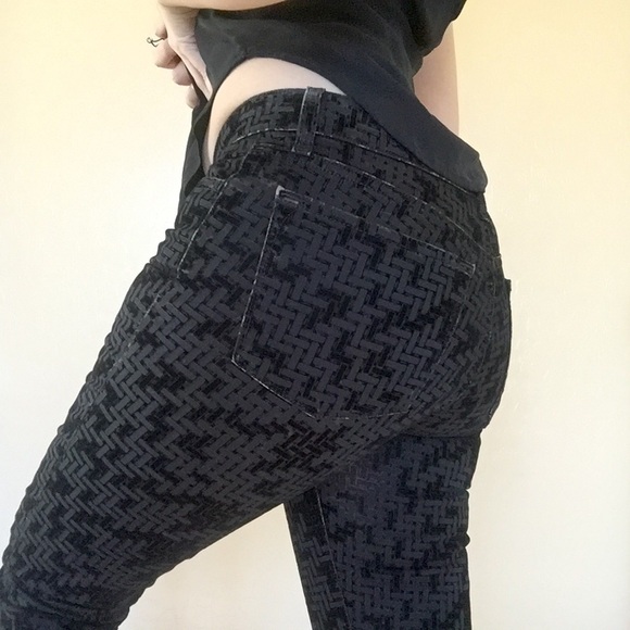 • J Brand • Black Skinny's - Picture 2 of 4