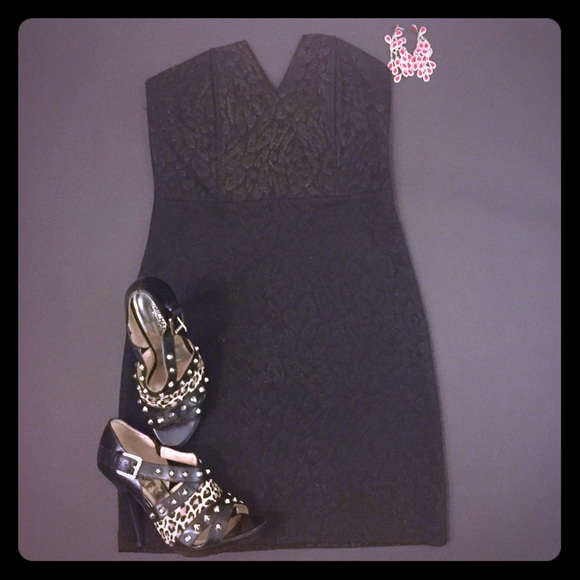 Fitted strapless gold/black deep v dress.