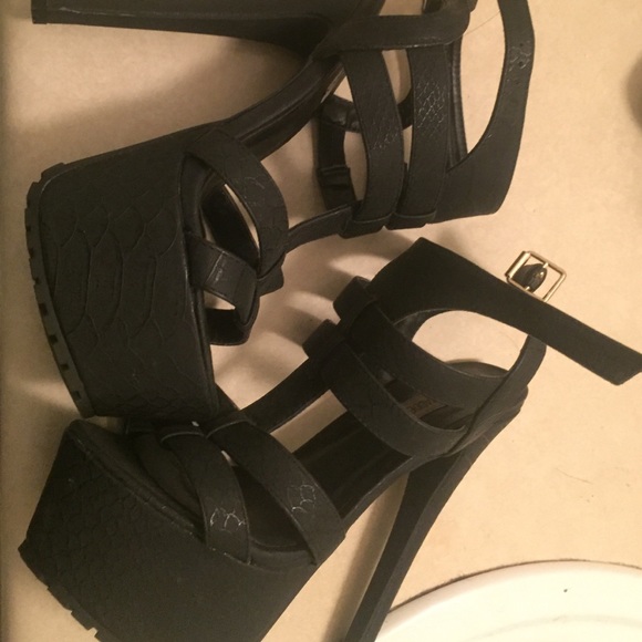 Steve Madden platform size 8 black