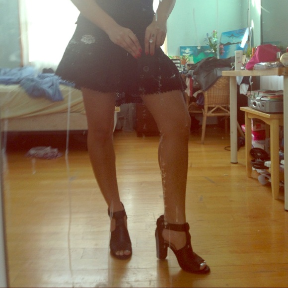 7.5 Black thick T-strap heels - Picture 1 of 4