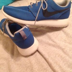 Men's  Size 9.0 US Nike Roshe Runs