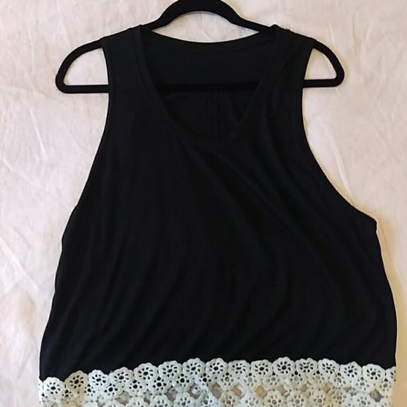 Black tank top with applique - Picture 3 of 3