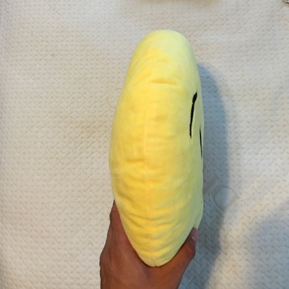 KISSY FACE EMJOI PILLOW - Picture 4 of 4