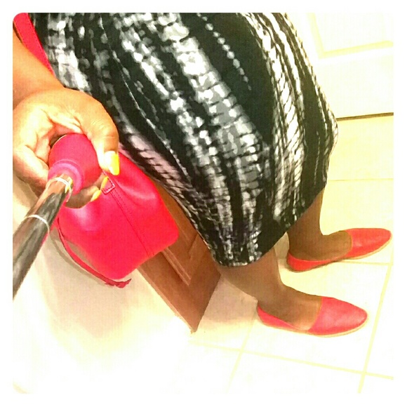 Sans Souci Dresses & Skirts - 🔽Black and white midi skirt