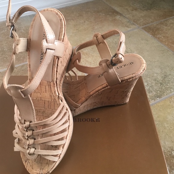Nude wedges