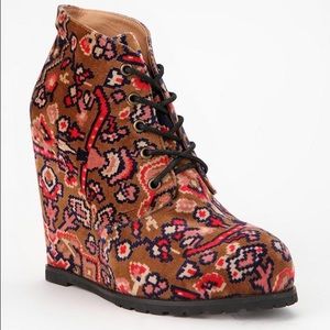 KIMCHI BLUE Velvet Lace up wedge