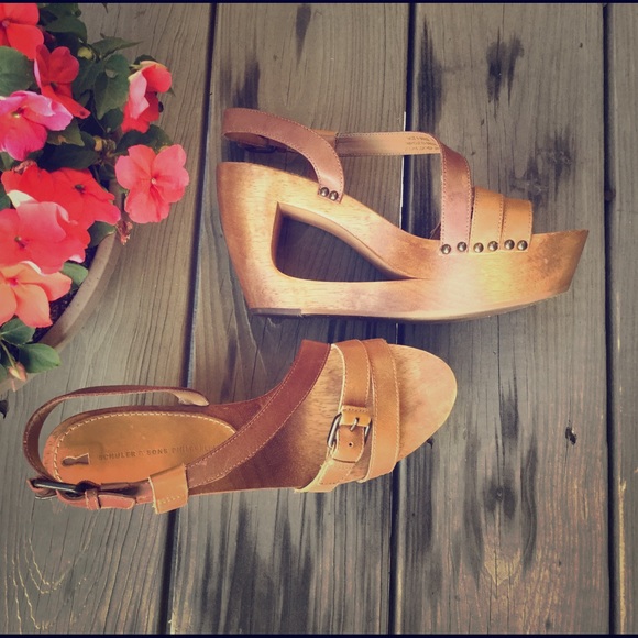 Two-tone Leather and wood wedge