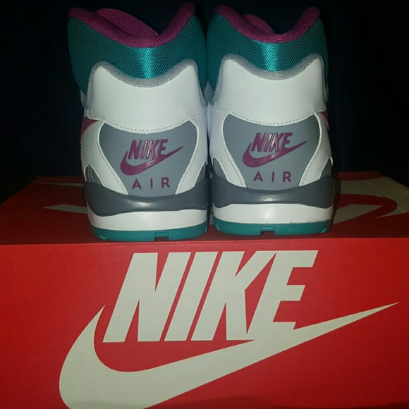 Nike - Picture 2 of 3