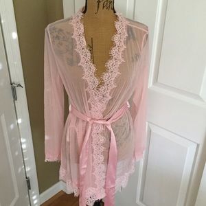 🎉🎉Host Pick💗Pink Lace Robe💗NWOT