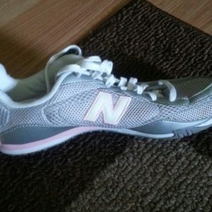 New balance tennis shoes