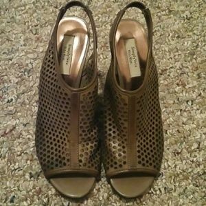 Vera Wang Simply Vera Taupe Wedges Sandals size 7