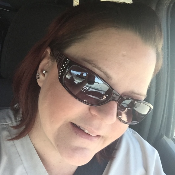 Meet your Posher, Danielle - Picture 2 of 2