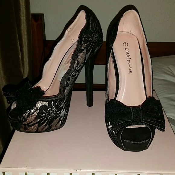Lace with bow heel