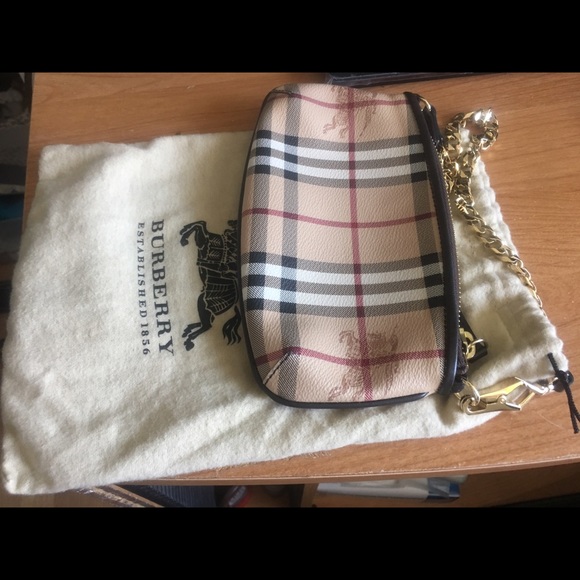 Burberry Handbags - Burberry wristlet