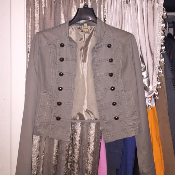 Army green short jacket